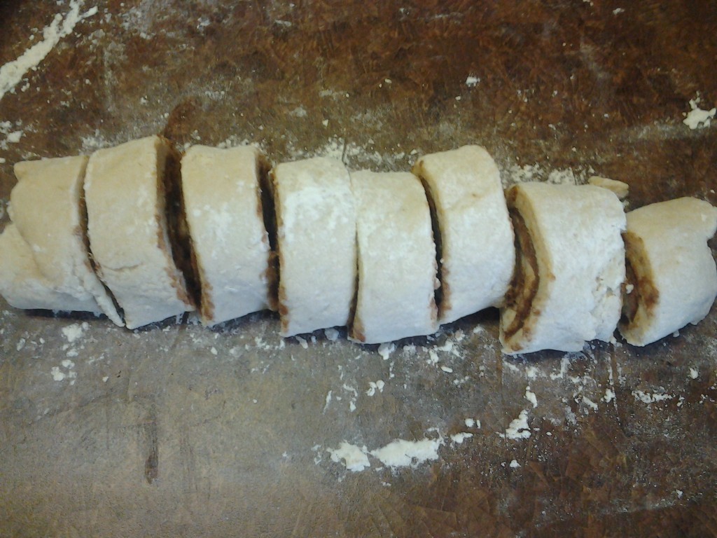 cinnamon roll cut in 8