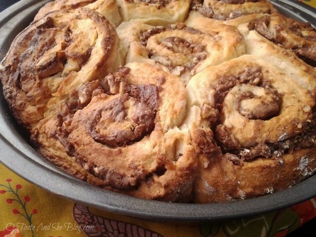 maple pecan cinnamon roll 1