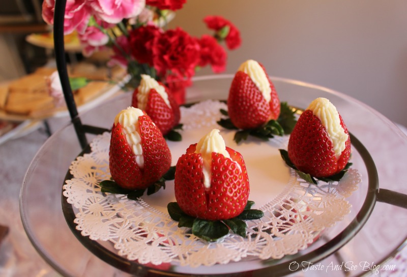 Cheesecake Stuffed Strawberries 